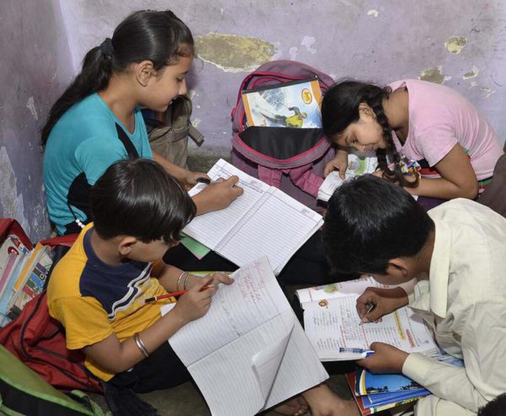 टॉप 10 घर बैठे गरीब महिलाओं के लिए काम 2025 [कमाए ₹30,000 महिना]