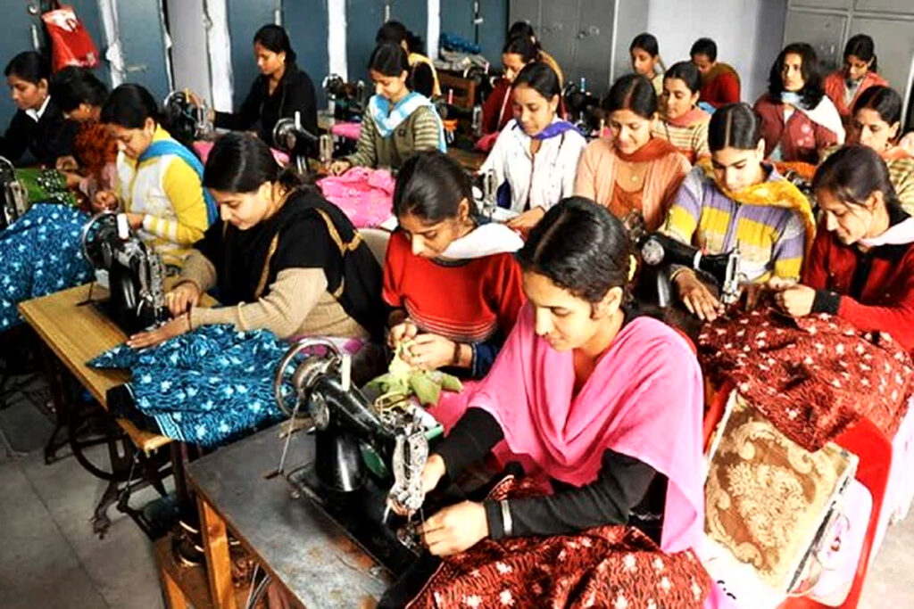 टॉप 10 घर बैठे गरीब महिलाओं के लिए काम 2025 [कमाए ₹30,000 महिना]