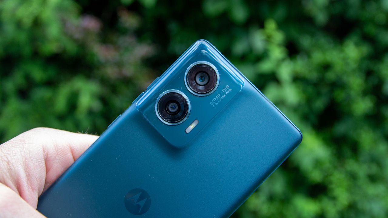 सिर्फ ₹12,999 में धमाकेदार Motorola Edge 50 Fusion, जानिए Flipkart के ऑफर में क्या-क्या मिल रहा है फ्री में