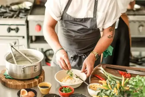 2025 में बिना होटल खोले करोड़ों कमाएं, ऐसे शुरू करें अपना Cloud Kitchen Business घर बैठे